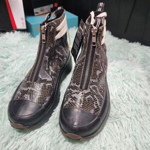 Converse tennis shoes